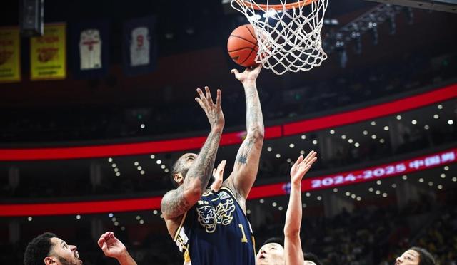 半岛体育入口-三分球神助攻，华南虎锁定胜局