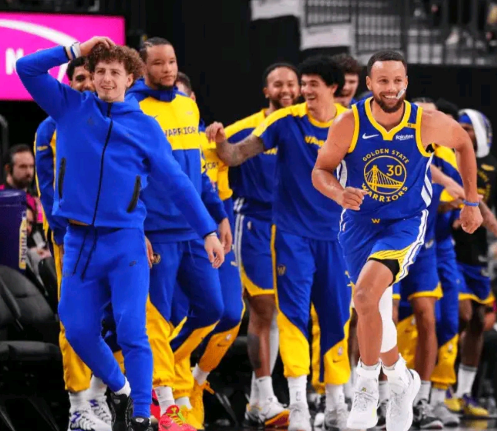 半岛体育app下载-勇士队拼尽全力，客场击败湖人队