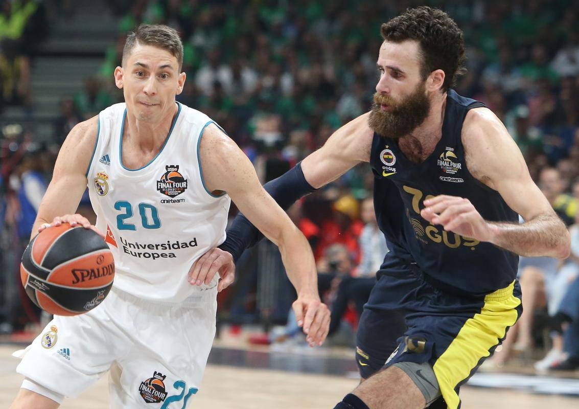 半岛体育入口-格拉纳达赢得惊险战役，主场喜获三分