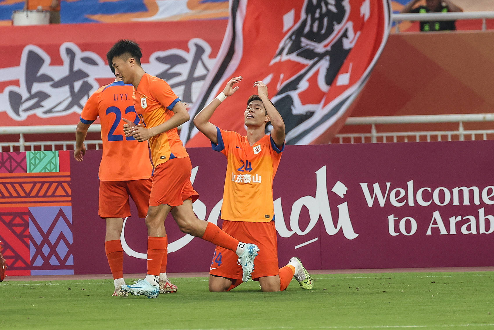 半岛体育在线官网-亚冠比赛背后的故事：球员的努力和汗水